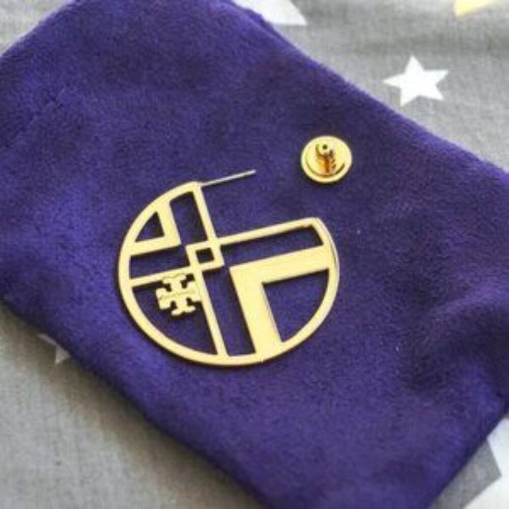 Tory Burch Chevron Statement Hoop Earrings in Gold (Brand New) - Picture 2 of 3